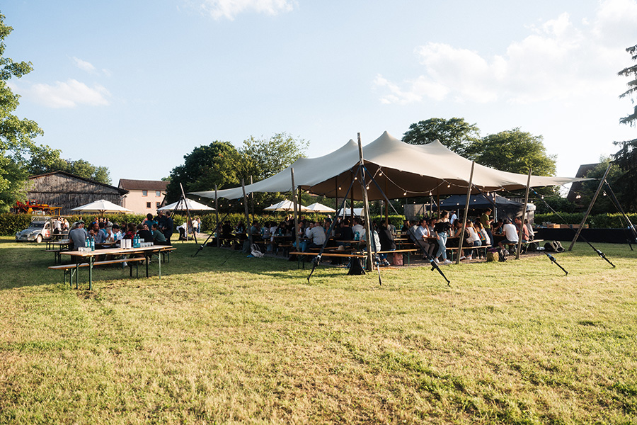 Feiern auf der Eventwiese mit sandfarbenem Stretchzelt