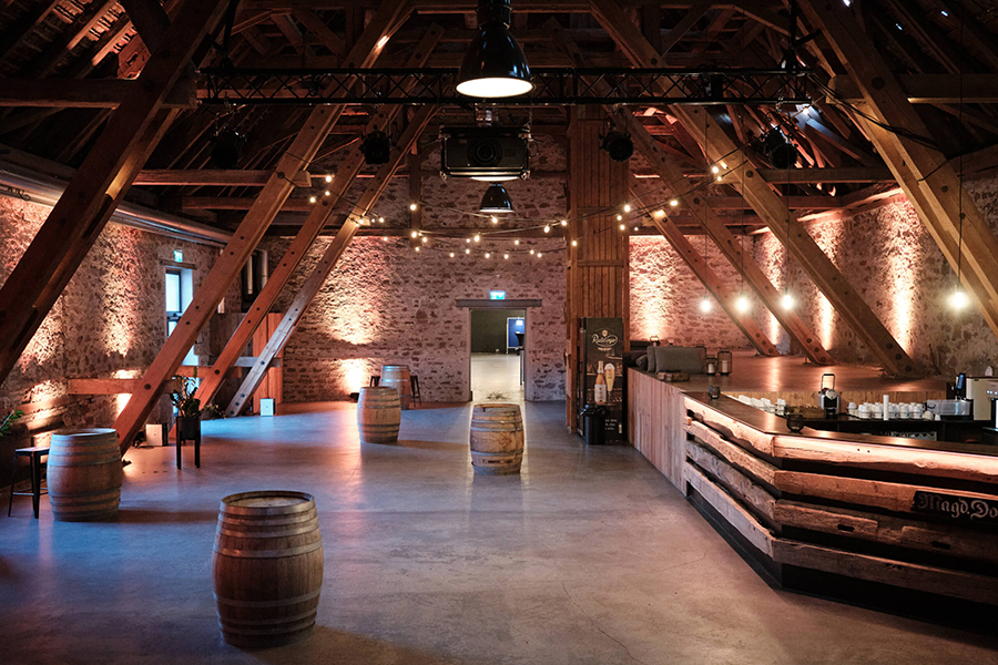 Großer Speicher mit Beamer und Musikanlage