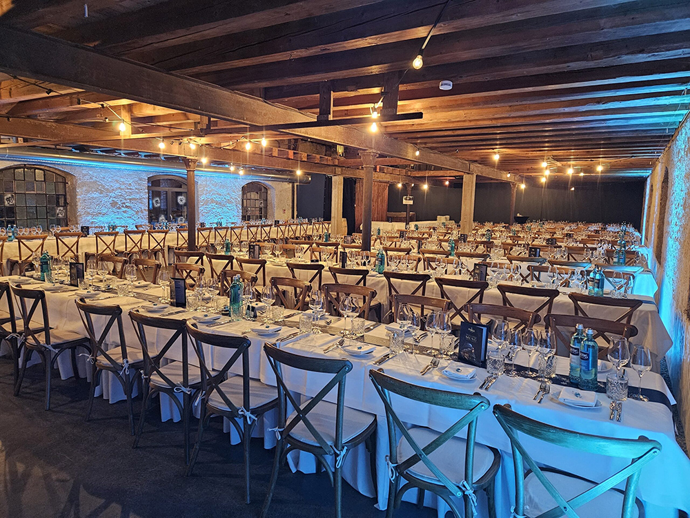 Speisen in Blockbestuhlung im Galeriesaal