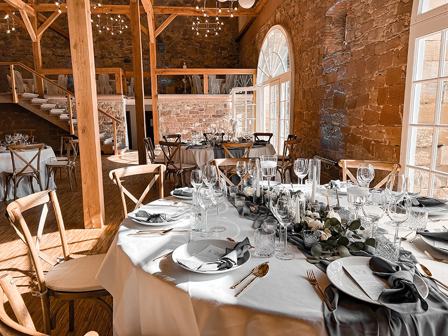 Festlich dekorierter Festsaal