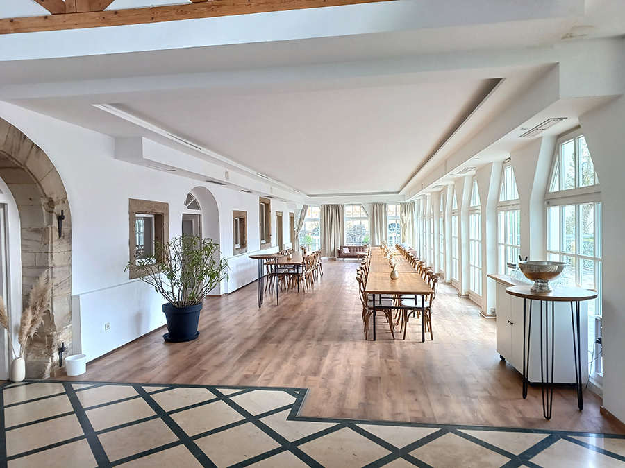 Frühstücksbereich im lichtdurchfluteten Wintergarten